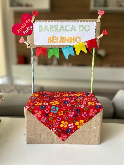 Decoração Aniversário Festa Junina - Ideias Criativas e passo a passo - Barraquinha de Beijinho para decorar a mesa do bolo